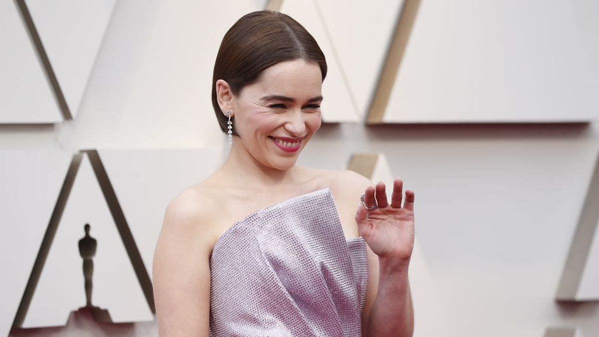 La actriz  Emilia Clarke posa en la alfombra roja de los Premios Oscars 2019