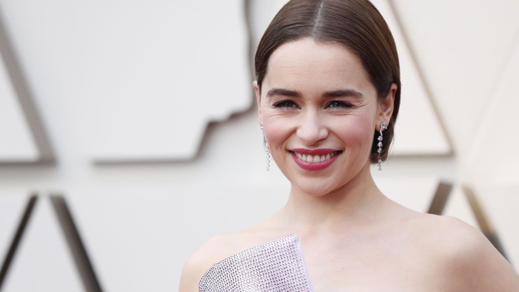 Llega Emilia Clarke a la alfombra roja de los Premios Oscars 2019