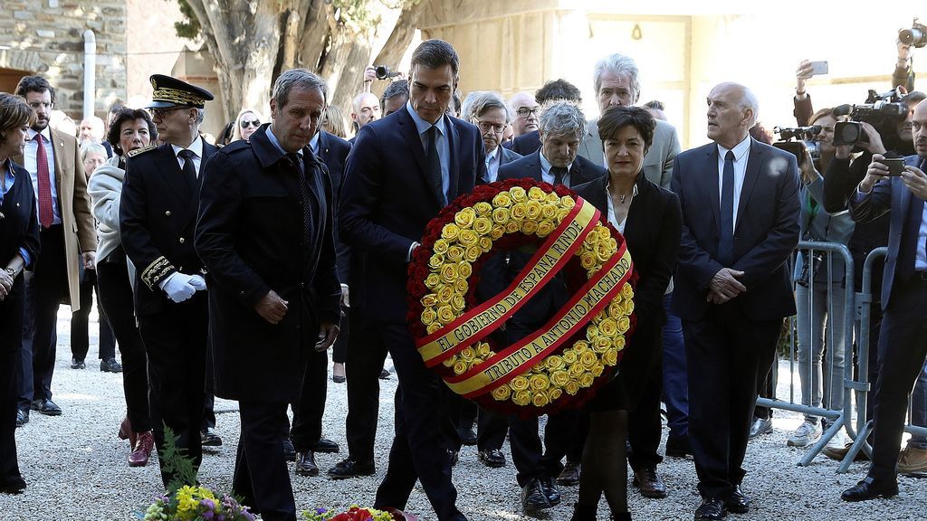 Sánchez visita las tumbas de Azaña y Machado como homenaje a los exiliados por el franquismo