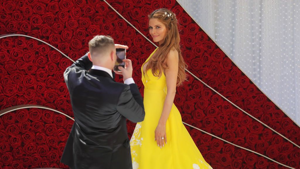 La actriz y periodista Maria Menouno posa para una foto a su llegada a los Premios Oscars 2019