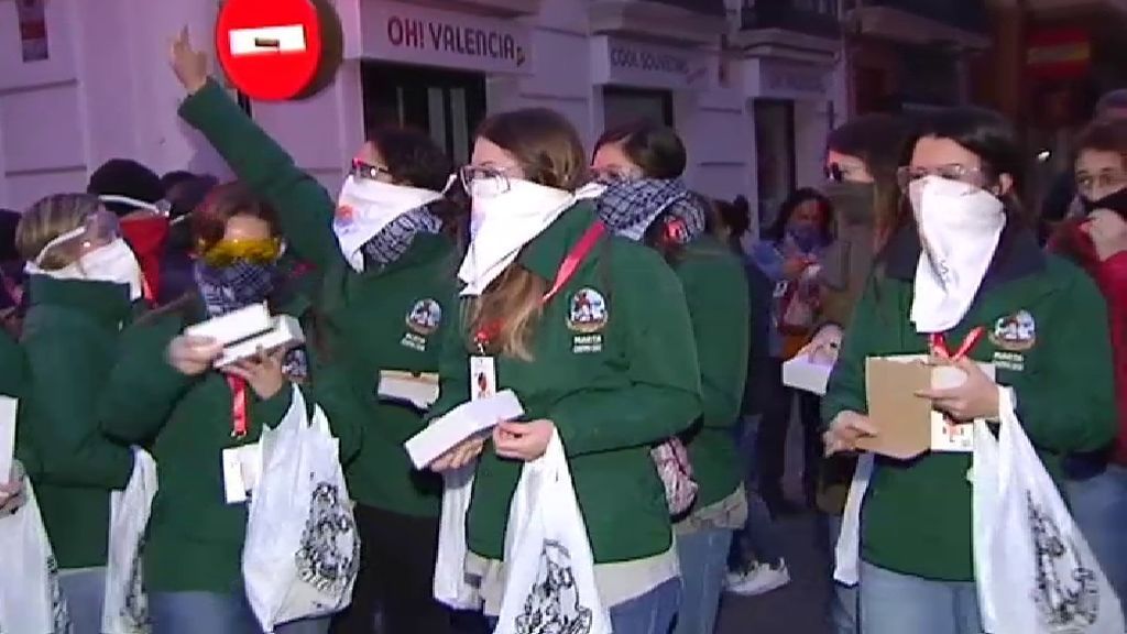 Los petardos inundan las calles de Valencia para dar comienzo a las Fallas