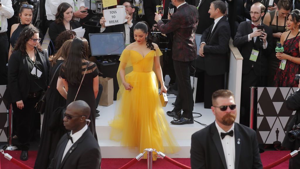 La actriz Constance Wu pisa la alfombra roja de los Premios Oscars 2019
