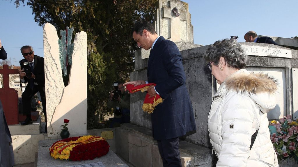 Sánchez visita la tumba del expresidente Azaña en Francia como homenaje a los exiliados por el franquismo