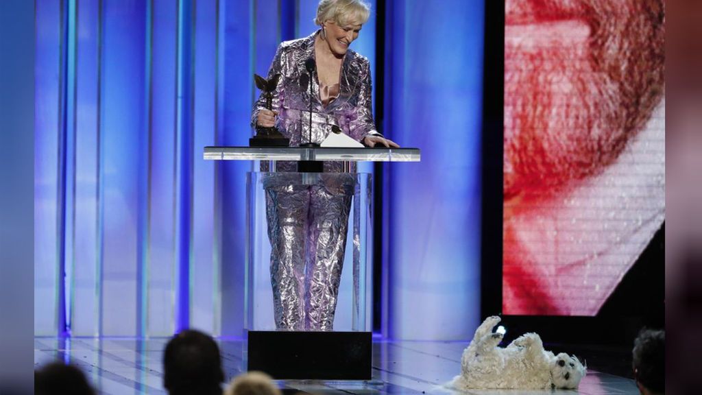 Glenn Close recoge junto a su perro el premio Spirit a la mejor actriz