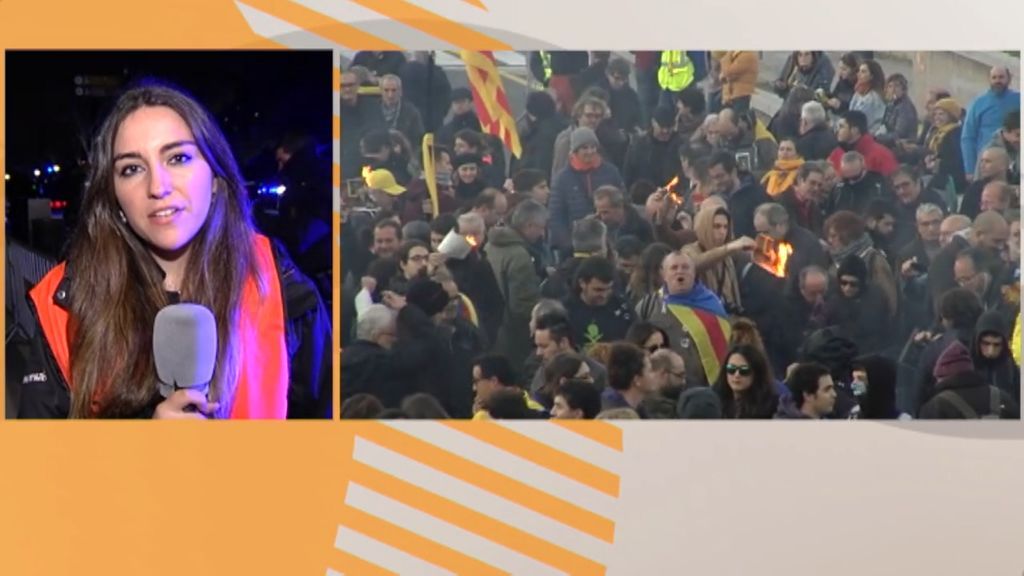 Momentos de tensión en la manifestación convocada por los CDR en la recepción del MWC