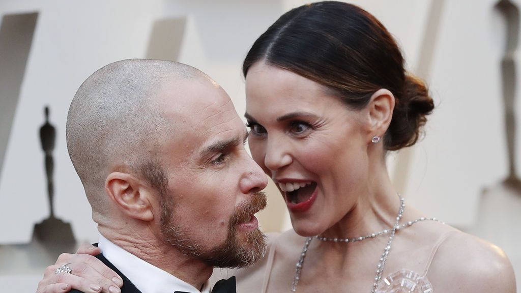 Sam Rockwell, nominado a mejor actor de reparto, posa en los Premios Oscars 2019 con Leslie Bibb