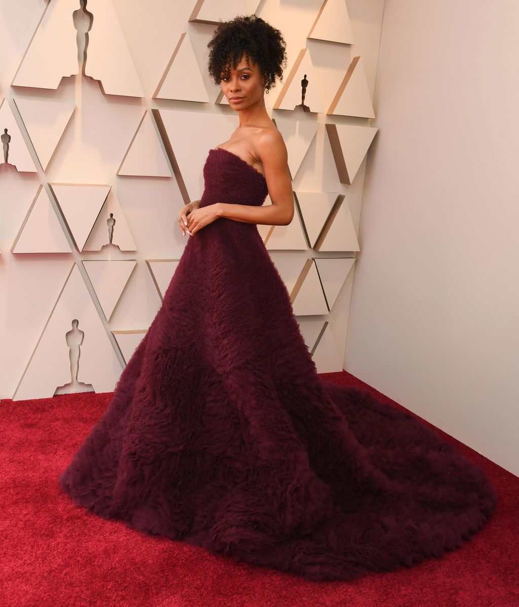 Zuri Hall con vestido de micro-volantesde la firma Ong Oaj Pairam