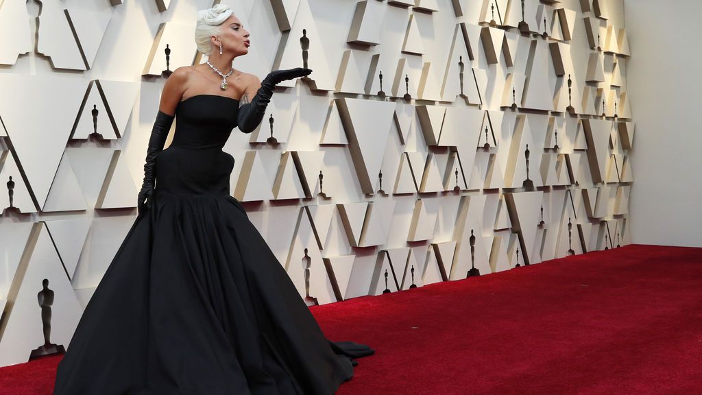 Lady Gaga, nominada mejor actriz, posa en la alfombra roja de los Premios Oscars 2019