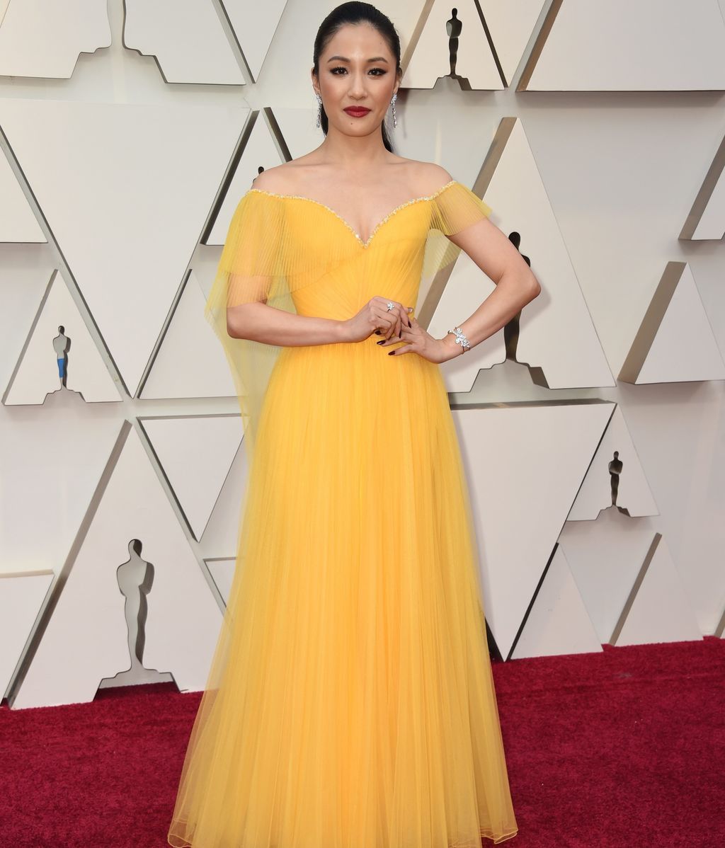 Constance Wu con vestido amarillo de tul firmado por Versace