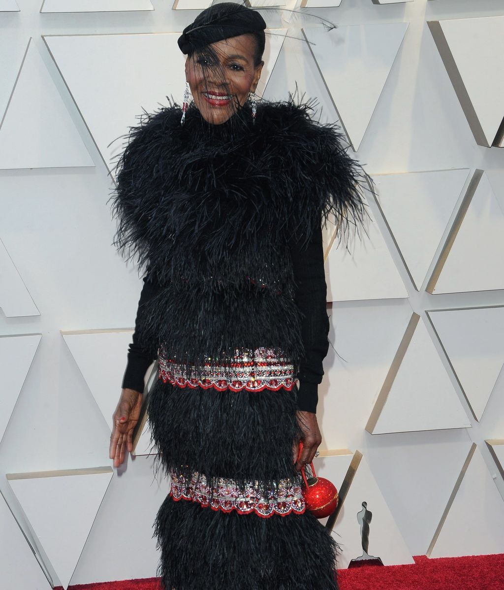 Cicely Tyson con vestido de plumas y tocado