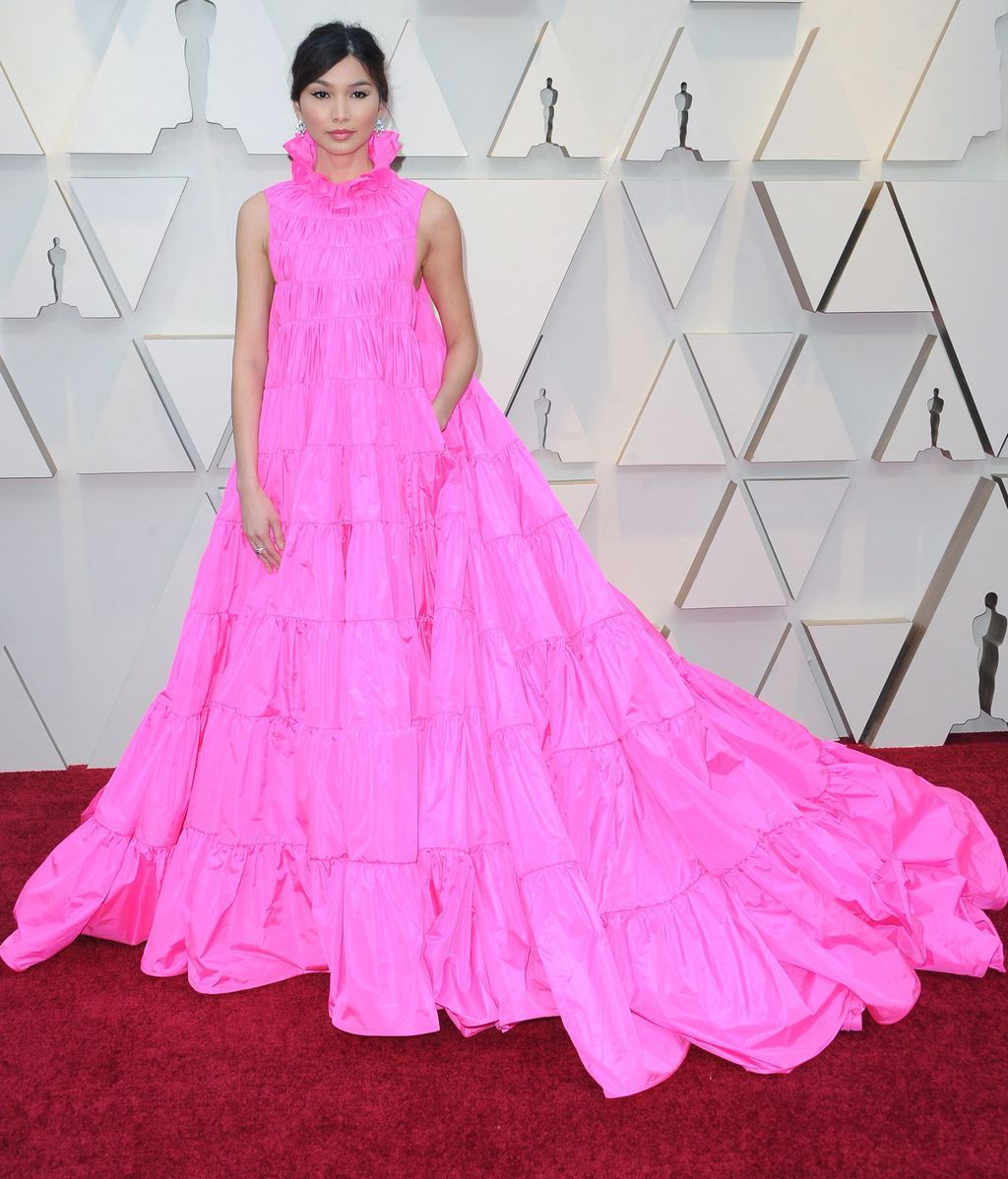Gemma Chan con un amplio vestido rosa de Valentino alta costura