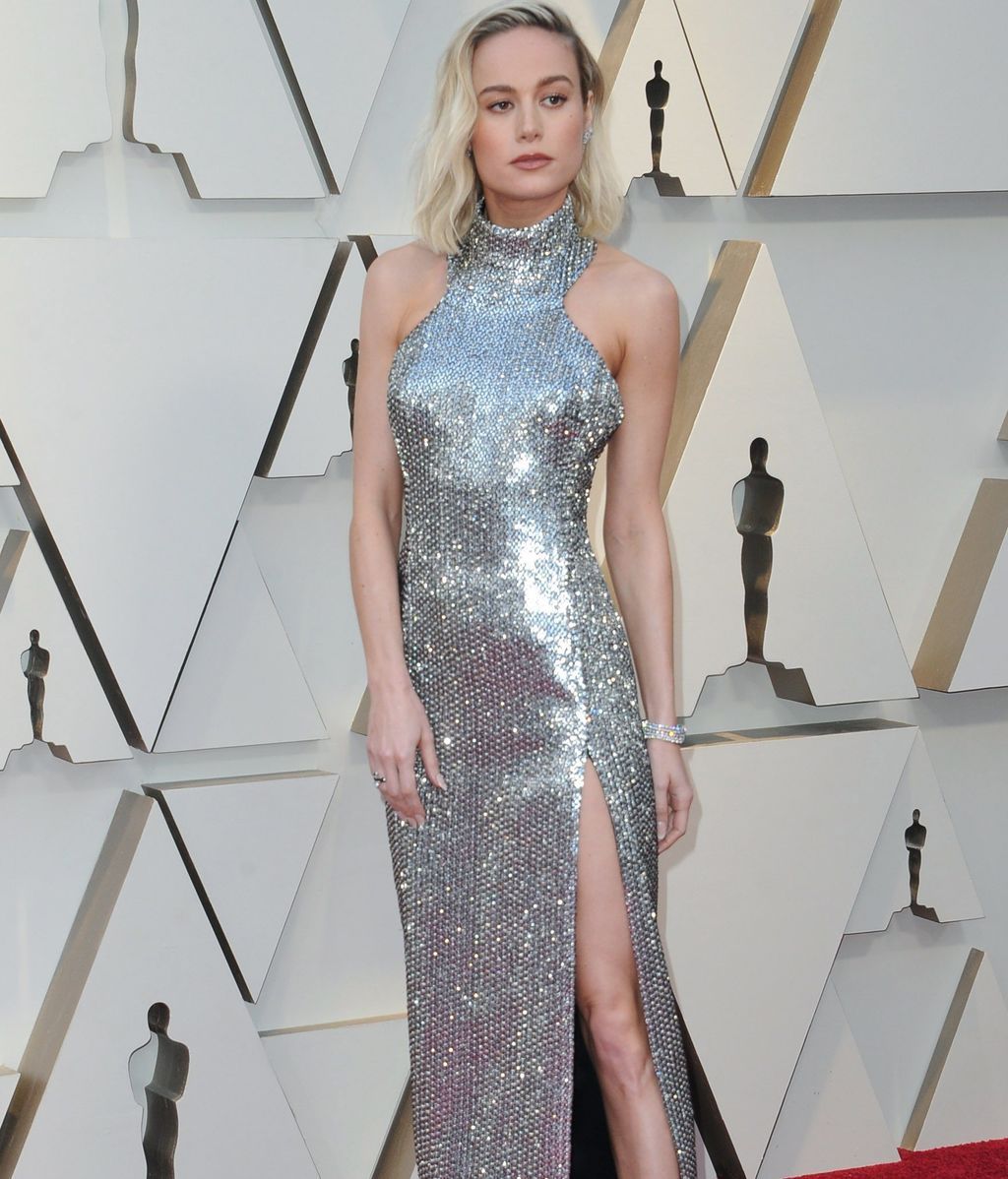 Brie Larson con vestido ceñido de lentejuelas y escote halter