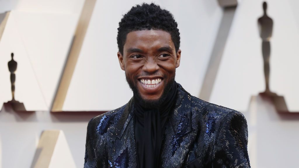 Chadwick Boseman de 'Black Panther' llega a la alfombra roja de los Oscars 2019