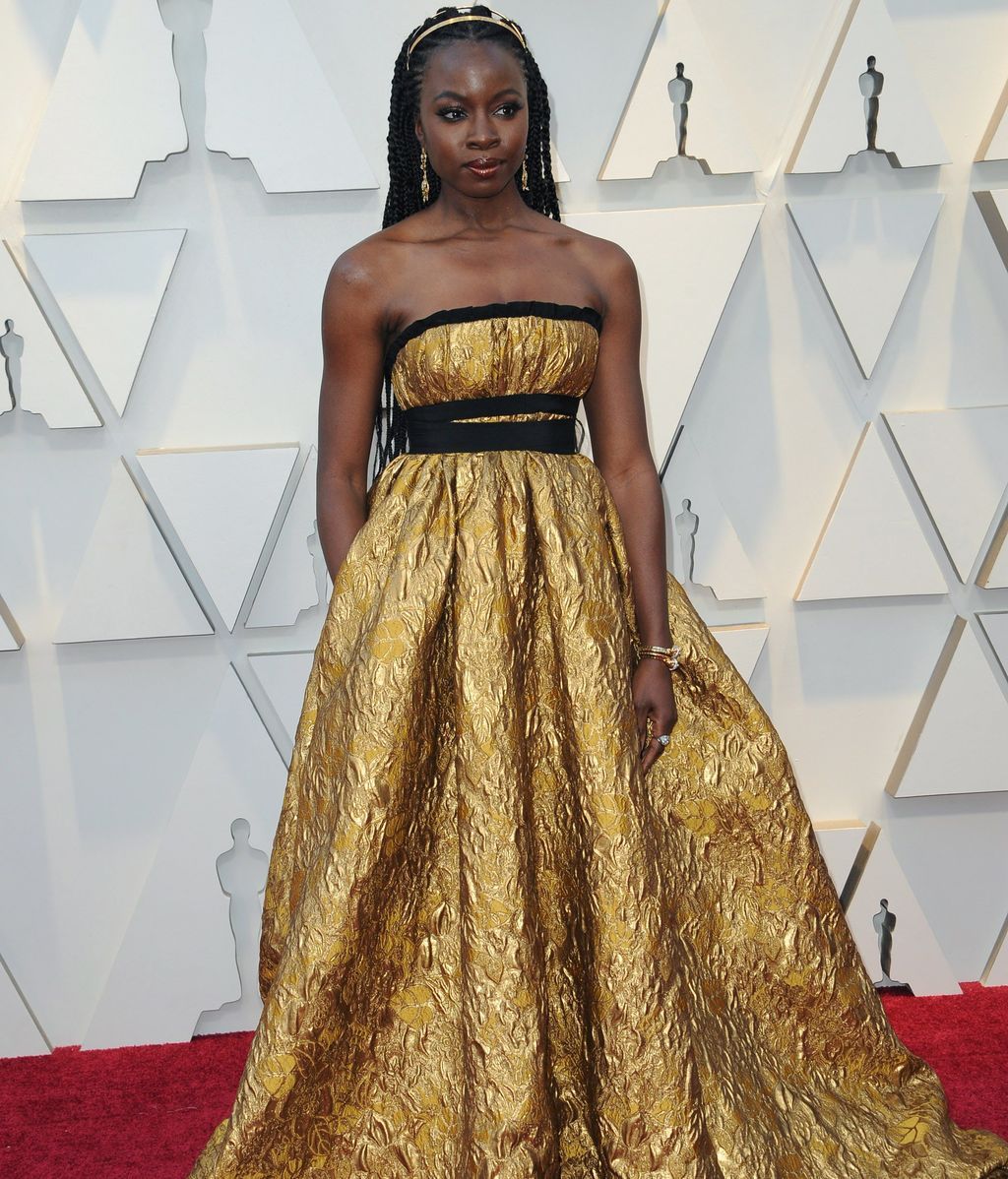Danai Gurira xon un vestido dorado y completamente brocado