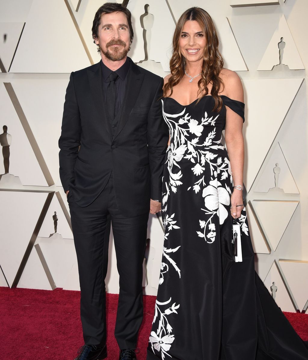 Christian Bale y Sibi Blazic posando en la alfombra roja
