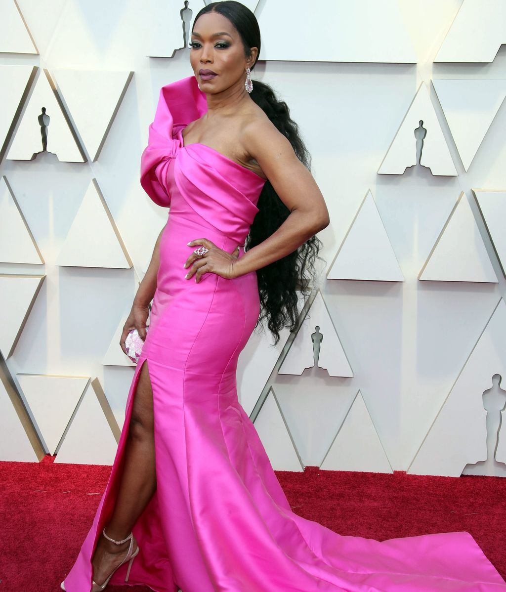 Angela Bassett con vestido rosa de escote asimétrico de Reem Acra
