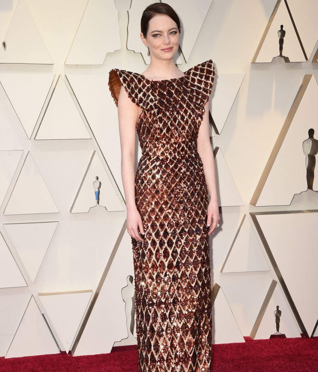 Emma Stone con vestido de lentejuelas doradas y marrones firmado por Louis Vuitton