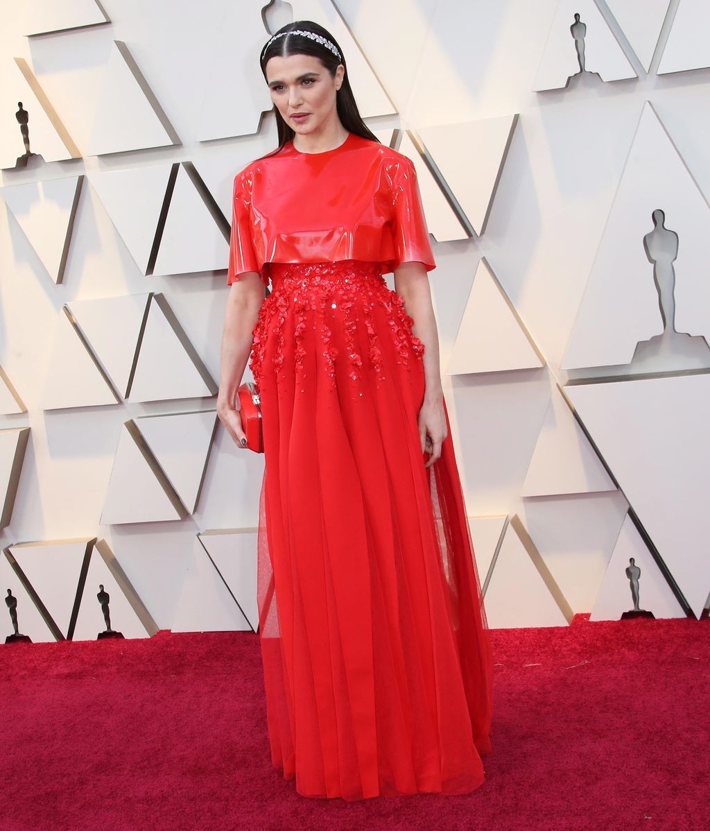 Rachel Weisz con vestido que combinaba un top en vinilo de Givenchy alta costura
