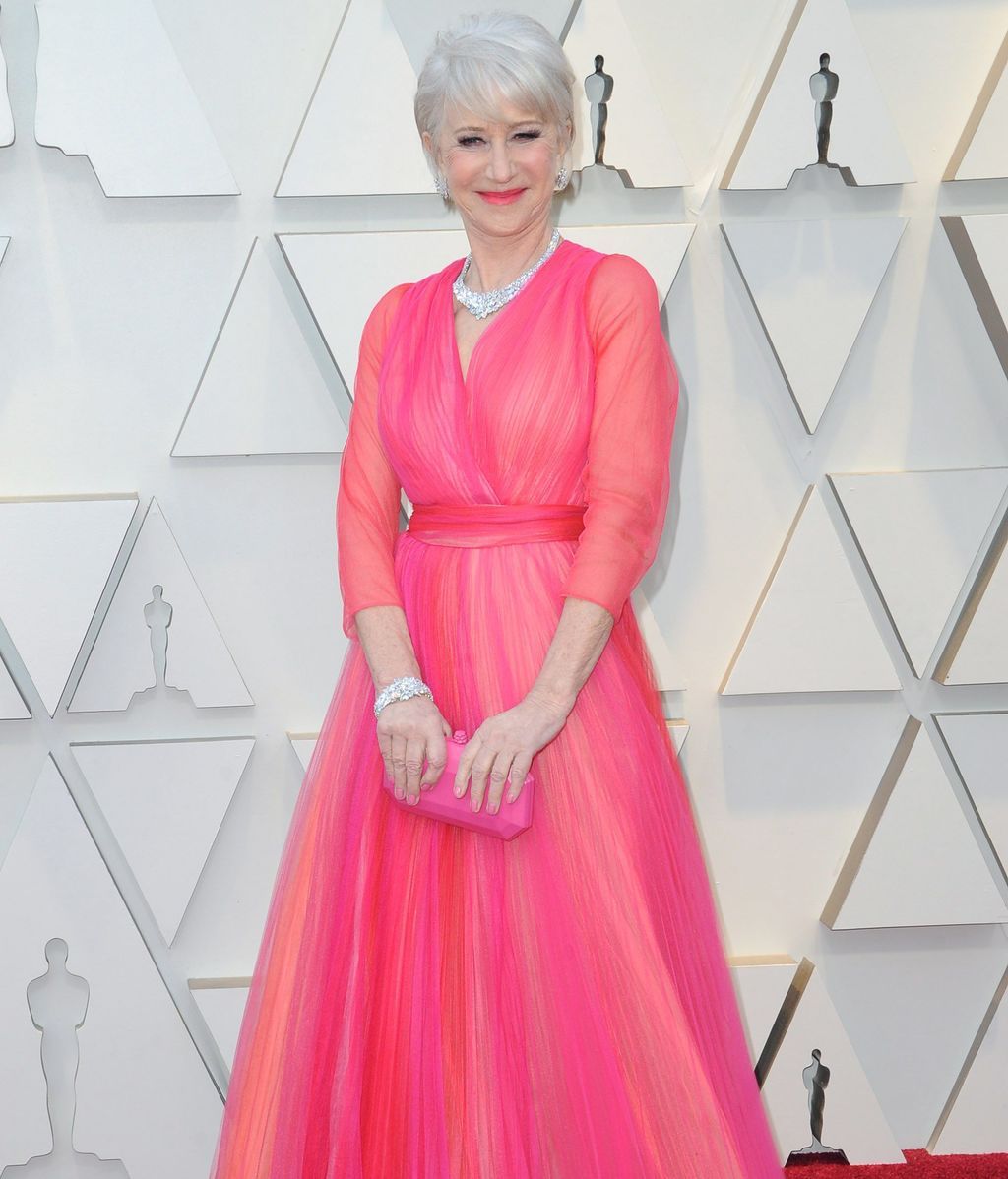 Helen Mirren con un vestido de tul de Schiaparelli que mezcla diferentes tonalidades de rosa y rojo