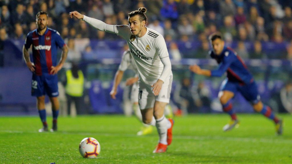 El Madrid gana con dos penaltis al Levante y… Bale marca pero termina mosqueado