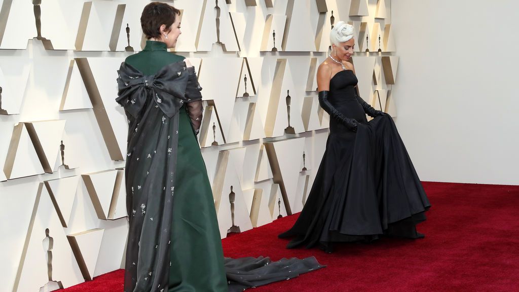 Olivia Colman y Lady Gaga posa en la alfombra roja de los Premios Oscars 2019