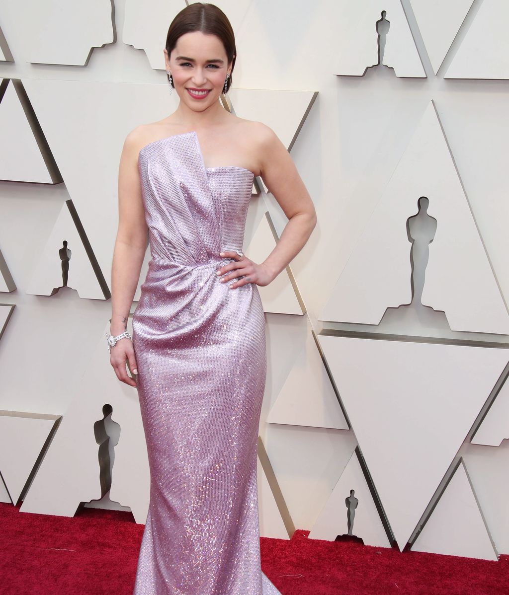 Emilia Clarke con vestido de escote asimétrico de Balmain