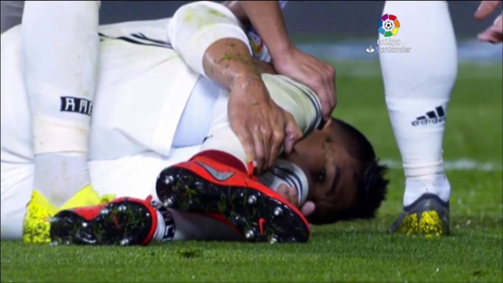 La mirada de Casemiro en el césped tras ver que Iglesias Villanueva había señalado penalti