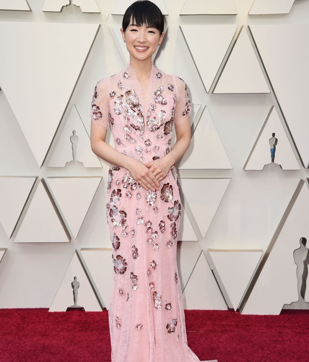 Marie Kondo con un vestido rosa pálido bordado en pedrería de Jenny Packham