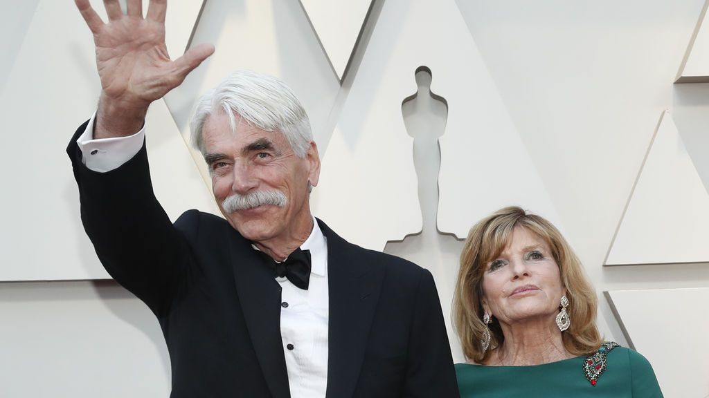 Sam Elliott llega a la alfombra roja de los Oscars con su mujer Katharine Ross