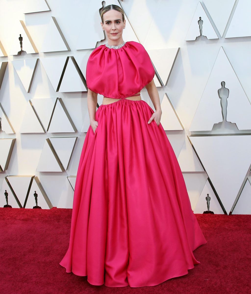 Sarah Paulson con vestido cut-out rosa de Brandon Maxwell