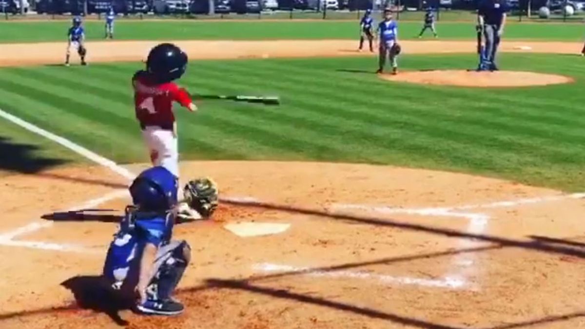 Un niño que nacio con un solo brazo golpea la pelota de baseball y hace un 'home run' Un niño que nacio con un solo brazo golpea la pelota de baseball y hace un 'home run'
