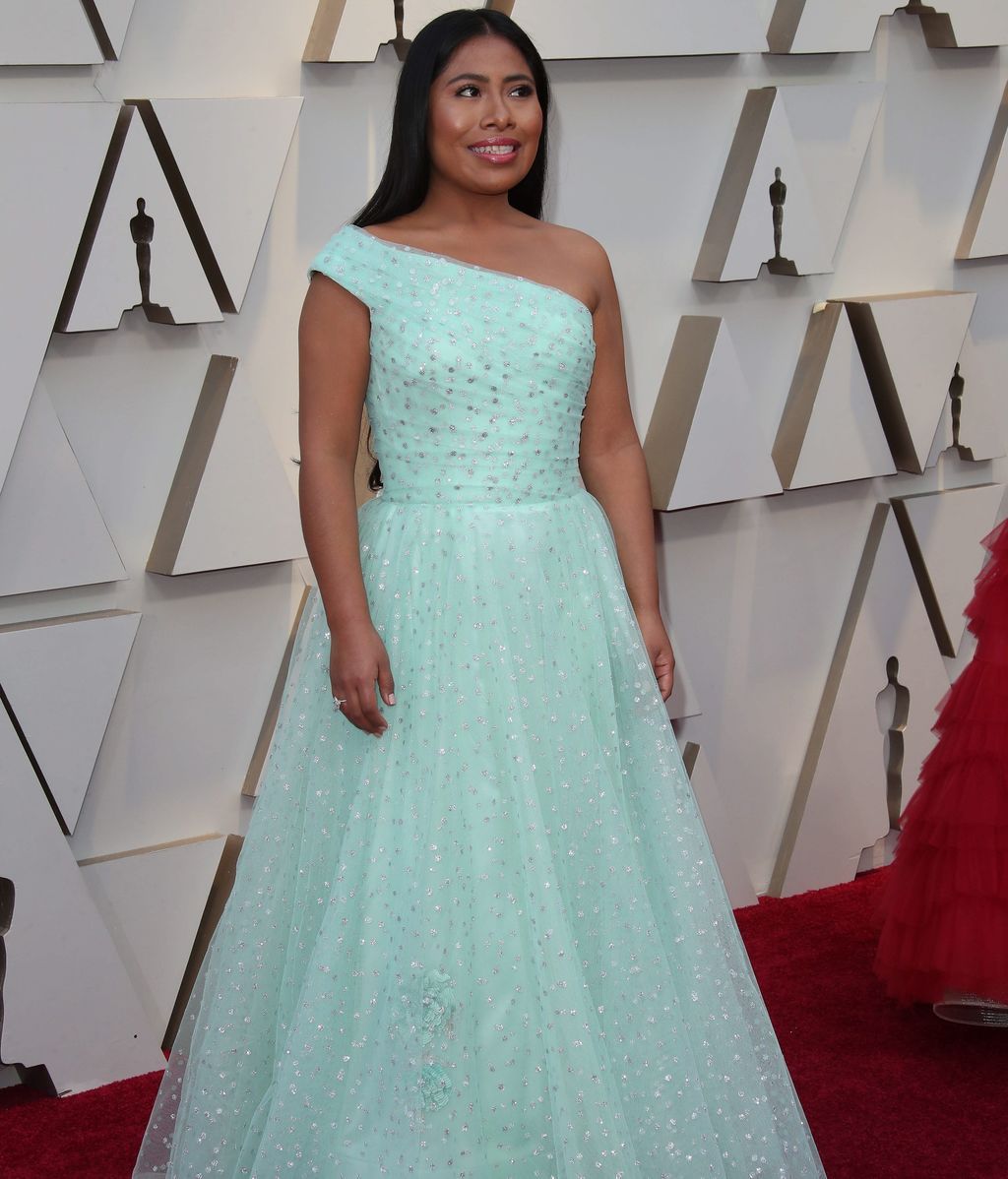 Yalitza Aparicio con vestido celeste con bordados en plata firmado por Rodarte