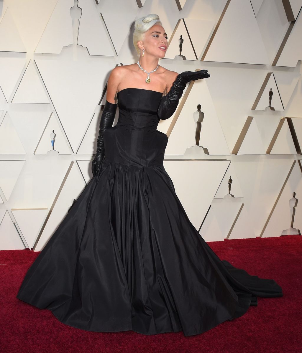 Lady Gaga con vestido palabra de honor y caderas postizas de Alexander McQueen
