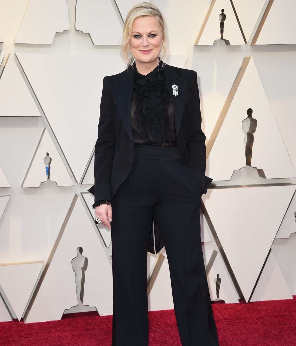 Amy Poehler con esmoquin de corte masculino de Alberta Ferretti