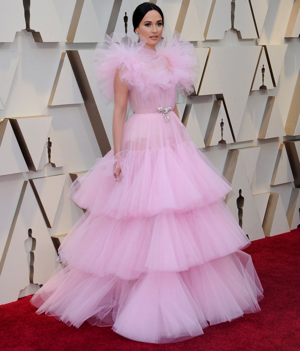 Kacey Musgraves con vestido de volantes de tul rosa de la firma Giambattista Valli