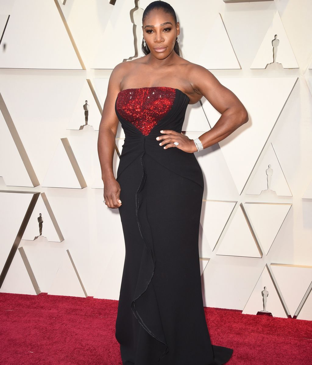 Serena Williams con un vestido ajustado de escote palabra de honor