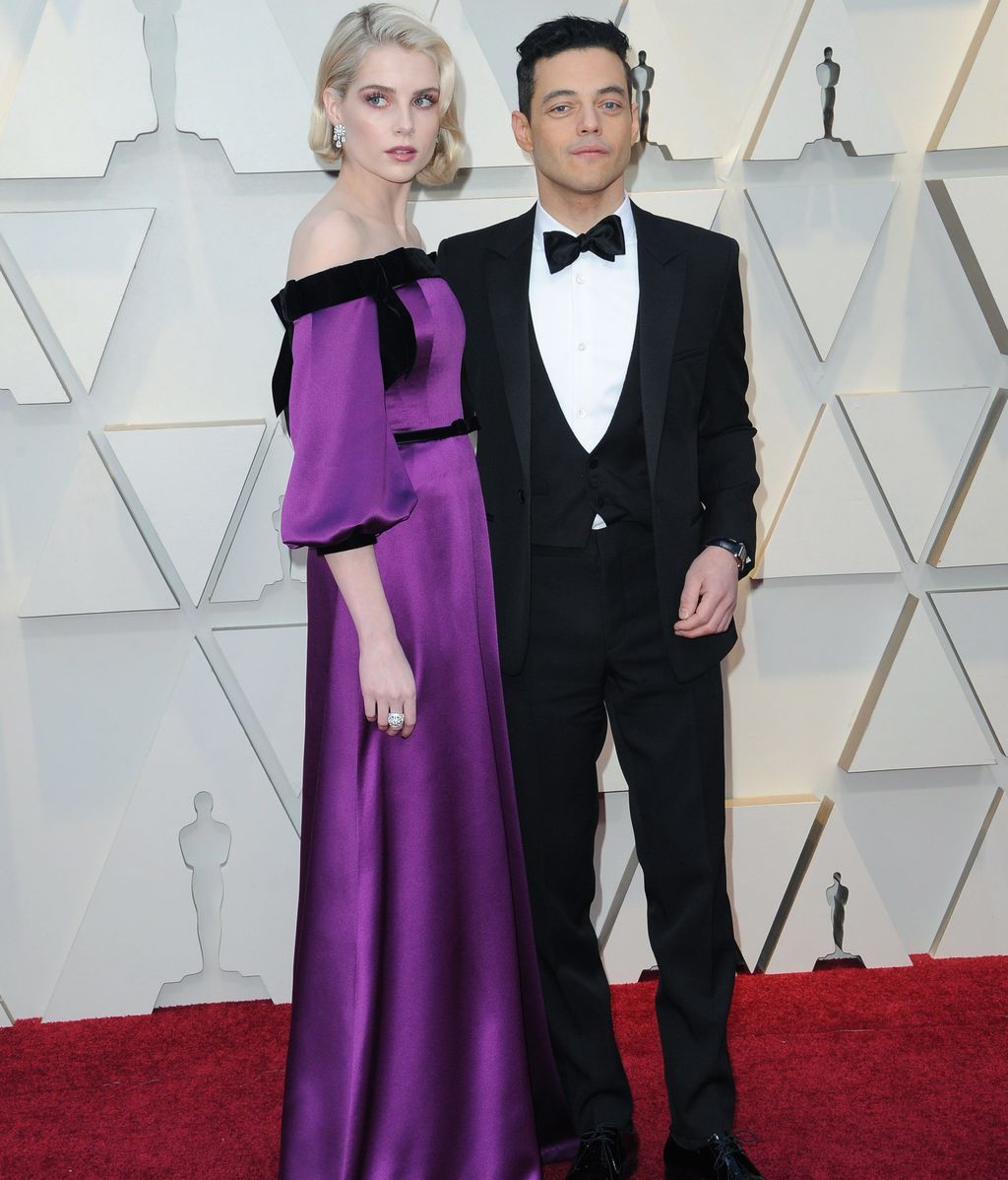 Lucy Boynton de morado, de Rodarte y con un indiscutible glamur vintage, junto a Rami Malek