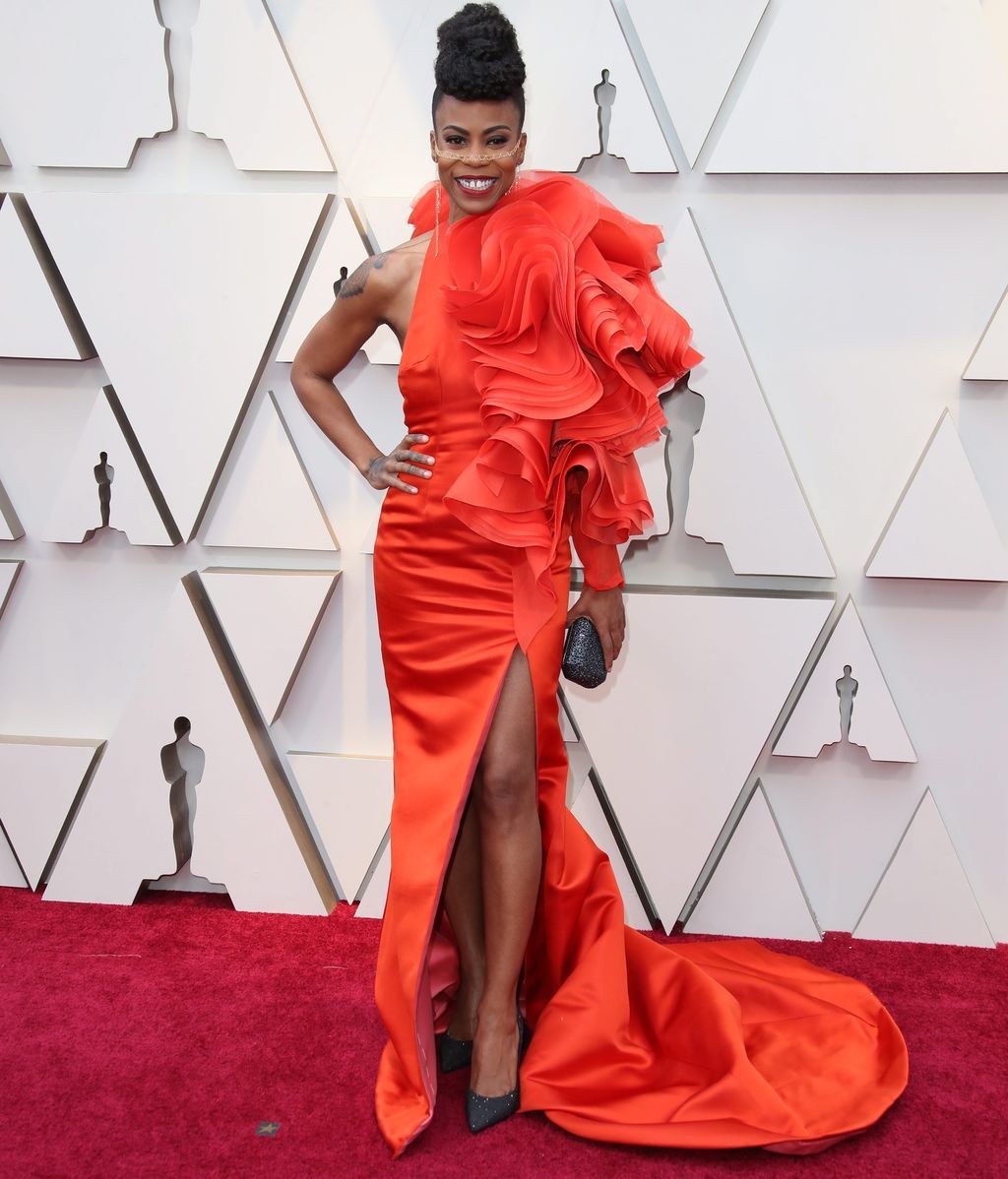 Hannah Beachler con un historiadísimo vestido rojo