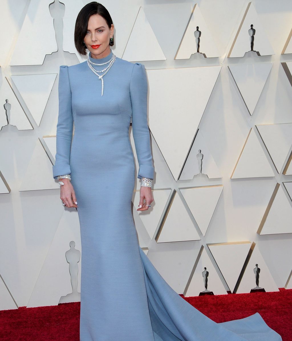 Charlize Theron con el pelo moreno, vestida de Dior alta costura