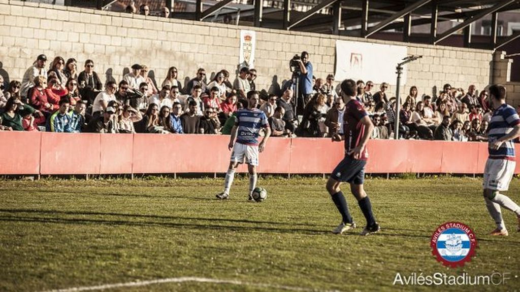 Un arbitró agradece el "trato ejemplar" de las aficiones tras pitar un partido de Regional en Asturias