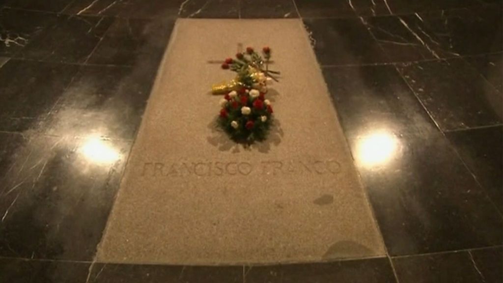 El Gobierno insiste en que la exhumación de Franco sigue su curso, aunque ya ven problemas de tiempo