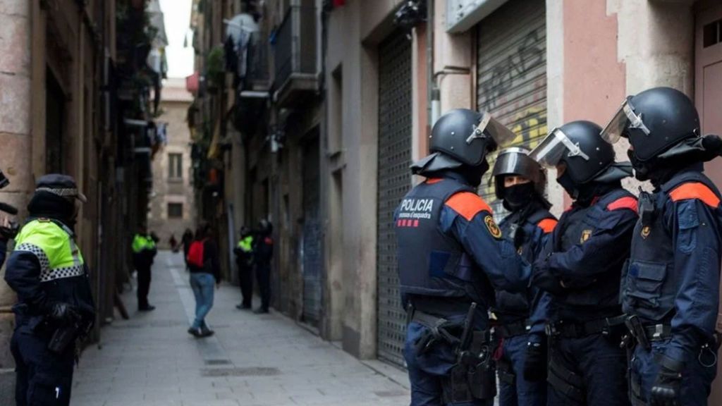Operación contra los narcopisos en el Raval:  Los mossos cierran cuatro apartamentos