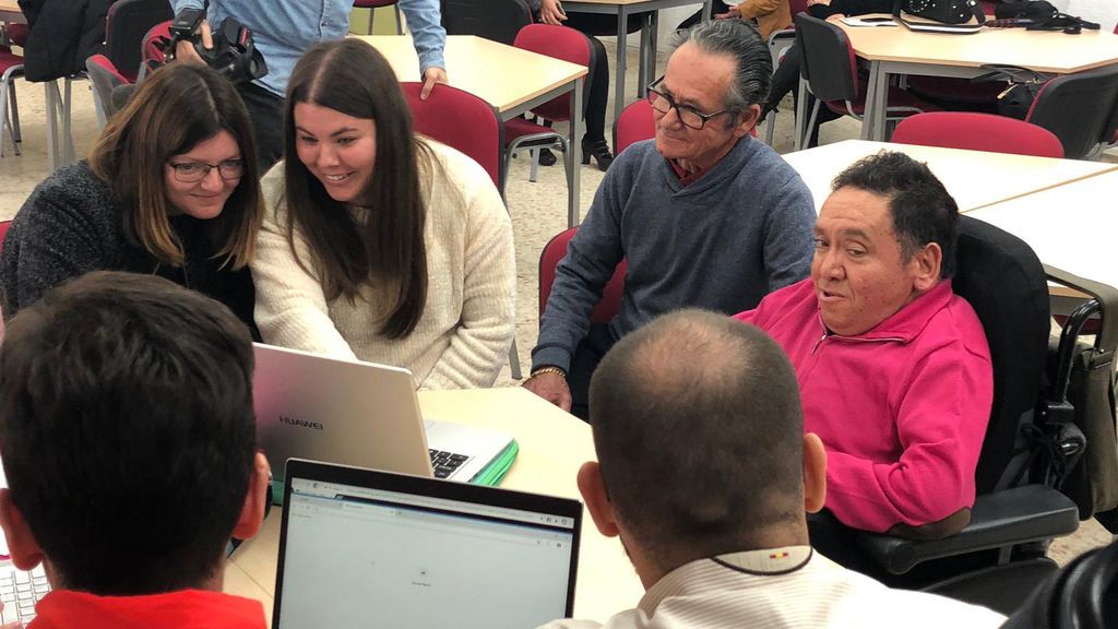 Juan José y su padre comparte aula con sus compañeros