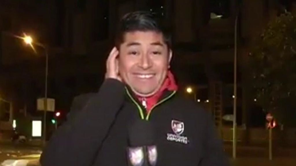Un reportero mexicano se lleva un buen susto por el ruido de un petardo mientras informa sobre el Real Madrid