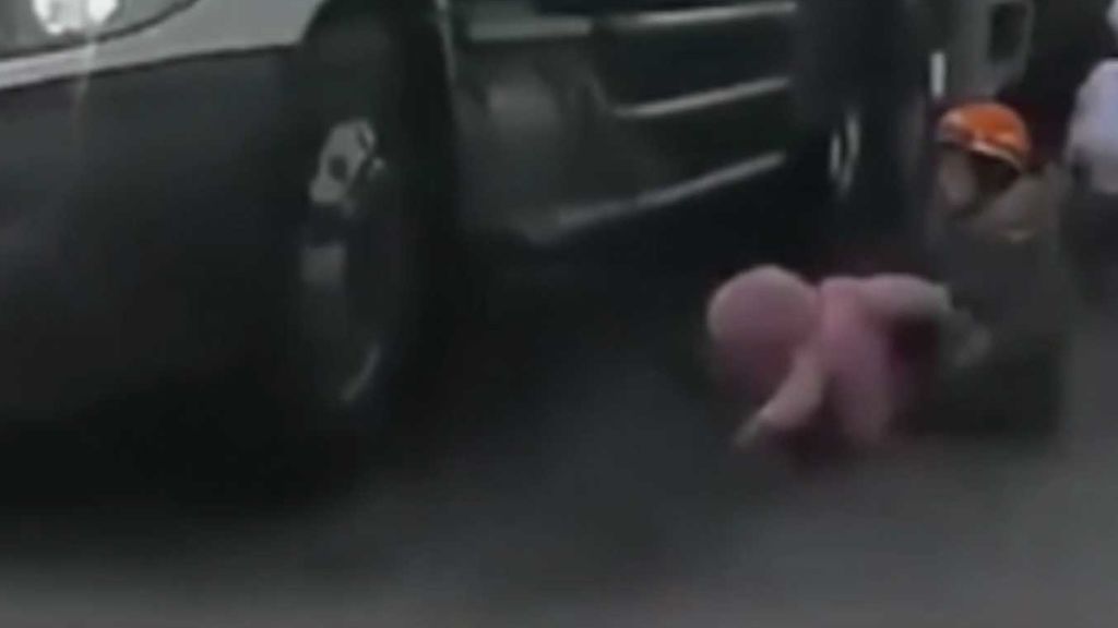 Una madre salva a su hijo de morir arrollado por un camión tras caer de la moto