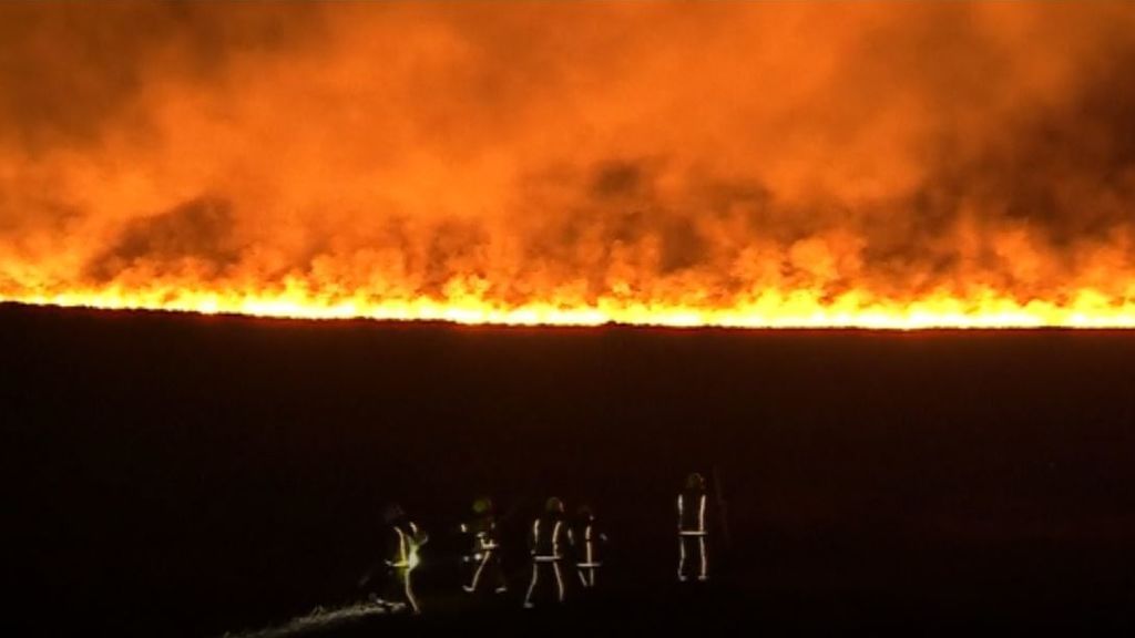 Las imágenes de un equipo de bomberos combatiendo un incendio en la pradera de Saddleworth