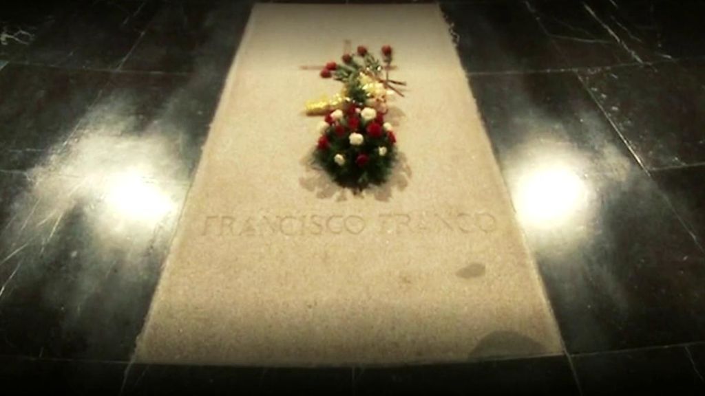 El juez paraliza la exhumación de los restos de Franco por el peso de la losa