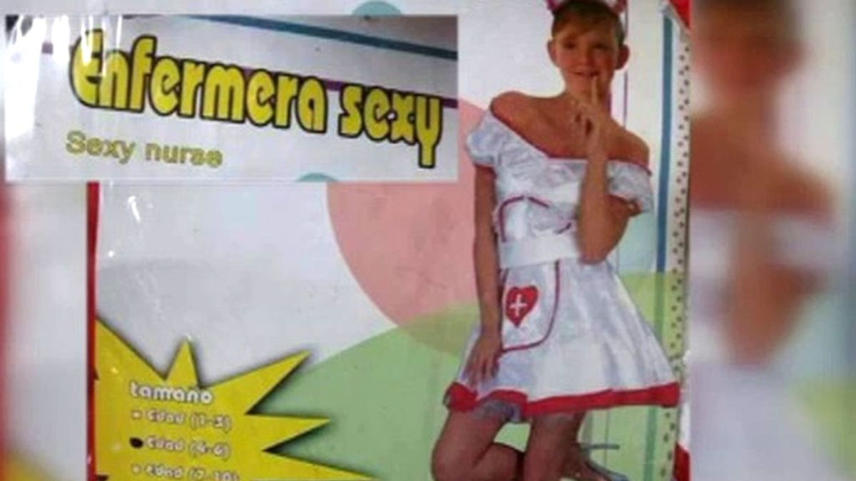 El Carrefour retira de sus tiendas el disfraz de 'enfermera sexy' por perjudicar la imagen de estas profesionales