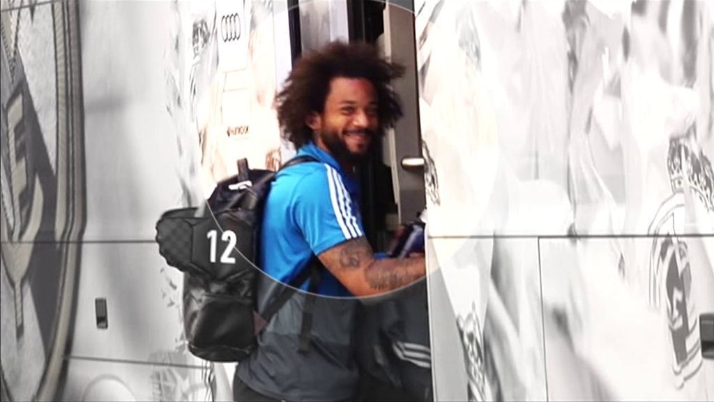 La sonrisa de Marcelo cuando un aficionado le lanza un piropo al subirse al autobús