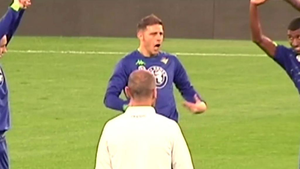 Joaquín dirige los cánticos del Benito Villamarín desde el césped durante el entrenamiento a puertas abiertas